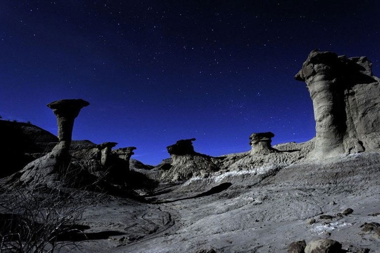 Phong cảnh  Parque Triasico, Argentina, dưới &aacute;nh trăng.