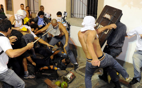 Biểu tình phản đối World Cup biến thành bạo lực tại Brazil. Hàng trăm cuộc biểu tình nổ ra khắp đất nước Brazil trong thời gian diễn ra Confed Cup. Những người biểu tình cho rằng World Cup sắp tới là một sự lãng phí trong khi tại đất nước này có rất nhiều người nghèo khổ cần trợ giúp.