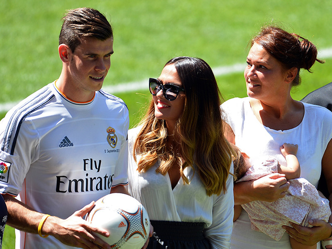 Bale lập kỷ lục chuyển nhượng khi tới Real với giá 100 triệu euro. Đây là vụ chuyển nhượng tốn nhiều công sức nhất và chỉ kết thúc vào ngày cuối cùng phiên chợ hè. Thương vụ là một canh bạc mạo hiểm của Real khi cầu thủ xứ Wales liên tiếp gặp chấn thương và chưa thực sự hòa nhập vào lối chơi kể từ khi tới sân Bernabeu.
