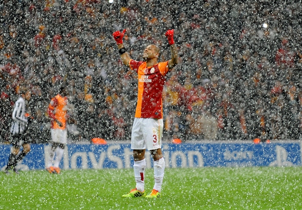 Galatasaray cho Juventus ôm hận trong cơn mưa tuyết. Đội bóng Thổ Nhĩ Kỳ có chiến thắng tối thiểu 1-0 nhờ công Sneijder, qua đó khiến Juventus phải rời sân chơi Champions League lượt cuối vòng bảng.