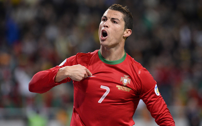 Ronaldo đáp trả lại chủ tịch FIFA, Sepp Blatter bằng màn trình diễn chói sáng ở loạt play-off với Thụy Điển. Đội trưởng Bồ Đào Nha một mình ghi cả bốn bàn, trong đó có hat-trick ngay trên đất Thụy Điển để giành tấm vé dự World Cup 2014. Trước đó, ông Sepp Blatter nói Ronaldo là người dành nhiều thời gian ở tiệm làm tóc hơn là đá bóng như Messi.