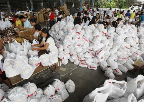 Các tình nguyện viên Philippines đang gói hàng cứu trợ thiên tai tại thủ đô Manila