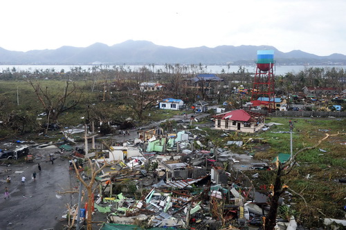 Thành phố Tacloban hoang tàn sau khi hứng siêu bão Hải Yến 