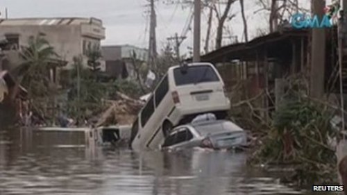 Ngập lụt kinh hoàng tại Tacloban sau khi siêu bão Hải Yến quét qua. Một số khu vực bị ảnh hưởng nặng nề do bị nhấn chìm trong biển nước lụt cao đến 3 mét 