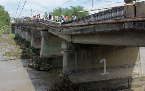 Một cây cầu bị hư hại nặng sau khi siêu bão Hải Yến quét qua tỉnh Iloilo (Philippines)