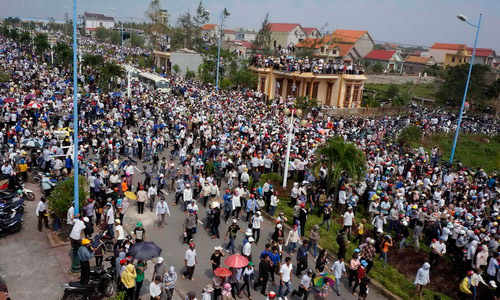 Hàng ngàn người dân Quảng Bình đổ ra đường đón linh cữu Đại tướng - Ảnh: Độc Lập