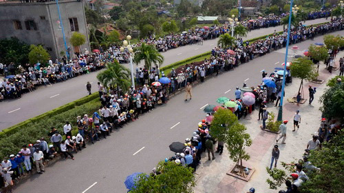 Rất đông người dân đứng hai bên đường để chờ đón người con thân thương trở về với đất mẹ Quảng Bình - Ảnh: Độc Lập
