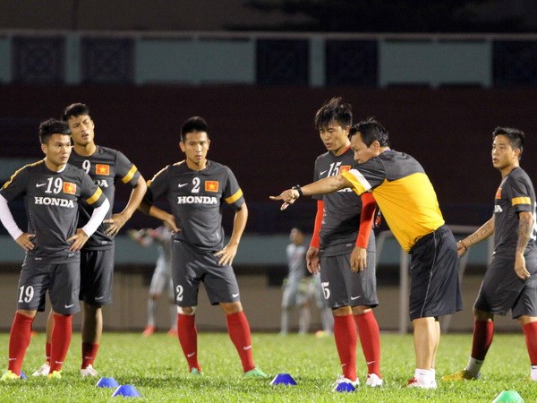 Huấn luyện viên trưởng Hoàng Văn Phúc hướng dẫn các cầu thủ tại buổi tập. (Ảnh: Quang Nhựt/TTXVN)