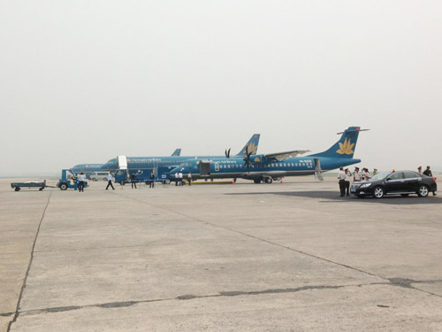 Chiếc chuyên cơ ATR 72, số hiệu chuyến bay VN103, chở linh cữu Đại tướng Võ Nguyên Giáp, đã sẵn sàng trên đường băng Sân bay Nội Bài