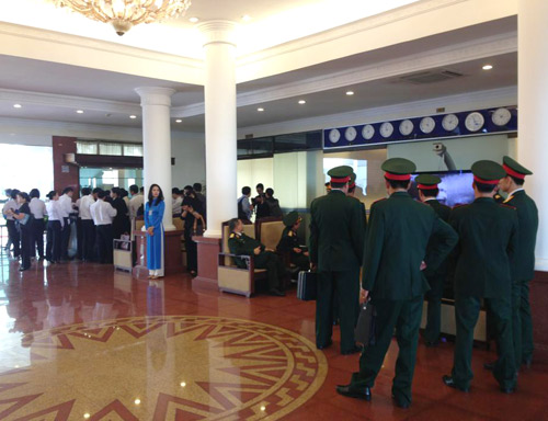 Tại nhà VIP A của Sân bay Nội Bài, không khí căng thẳng, buồn, nghiêm trang chờ đoàn đưa linh cữu của Đại tướng Võ Nguyên Giáp