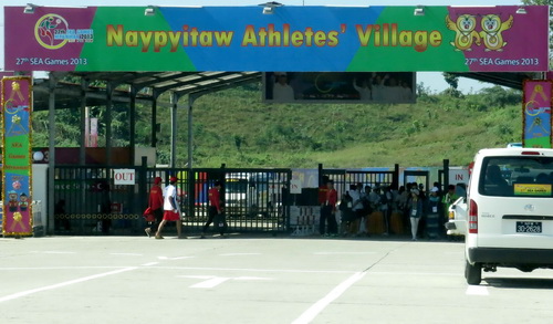 Cổng l&agrave;ng VĐV