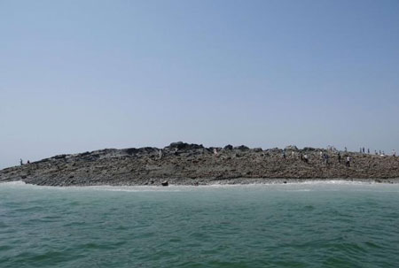 Đảo mới được hình thành khi lòng biển được nâng lên do hai bình điện kiến tạo “đẩy” nhau khi xảy ra động đất mạnh khiến khoảng 200 người thiệt mạng ở Pakistan vài ngày trước đây.