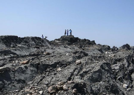 Hòn đảo nằm ở ngoài khơi Gwadar, Pakistan này rộng bằng khoảng một sân bóng đá, nhô lên cao trên mặt nước biển khoảng 20m.<br/><br/>Trên hòn đảo mới được hình thành vài ngày trước này có thể thấy rõ các sinh vật biển vừa bị chết.