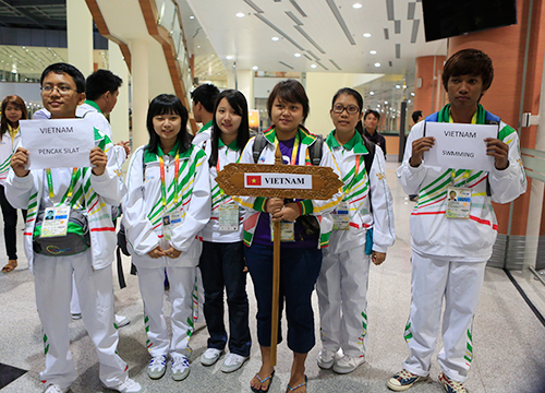 C&aacute;c t&igrave;nh nguyện vi&ecirc;n ch&agrave;o đ&oacute;n đo&agrave;n TTVN.