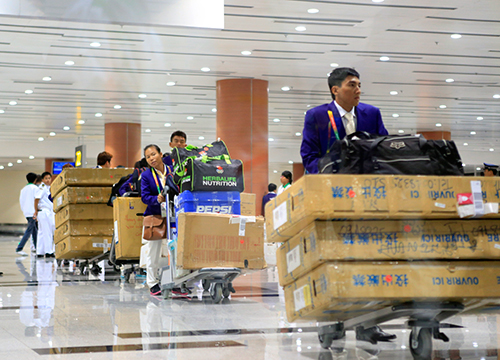 Đội tuyển xe đạp địa h&igrave;nh với dụng cụ lỉnh khỉnh.