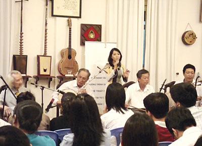 Một buổi sinh hoạt đờn ca tài tử tại nhà của GS-TS Trần Văn Khê