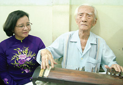 NSND Viễn Châu - danh cầm Bảy Bá (phải), người có công sáng tạo, đưa tân cổ giao duyên vào làm phong phú thêm cho âm nhạc tài tử cải lương