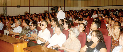 Đông đảo khán giả thích thú xem thi ca bài bản, cải lương vào chiều 7-12 tại Đài Tiếng nói Nhân dân TPHCM