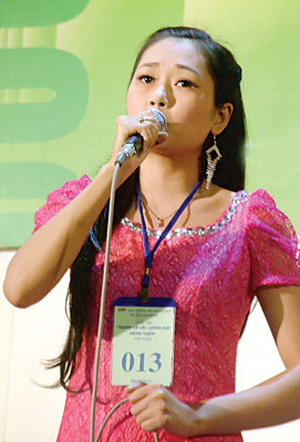 Ngọc Diệu, một trong những tài tử ca trẻ thể hiện 10 câu Phụng hoàng cầu trong một cuộc thi hát ở TPHCM