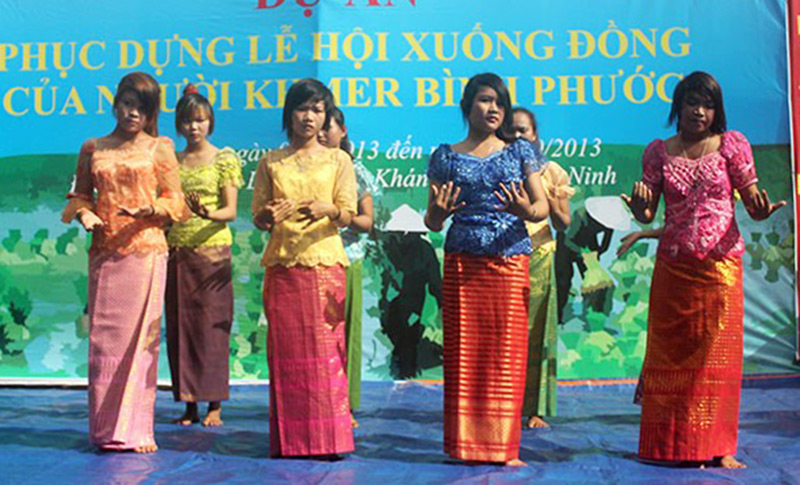 Đội văn nghệ ấp Sóc Lớn múa hát chào mừng lễ hội
