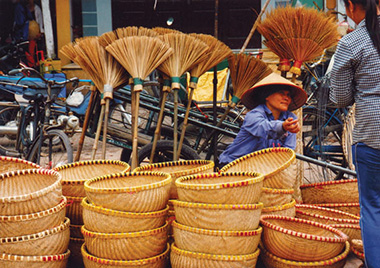 Người bán hàng tre đan ở chợ Nôm.