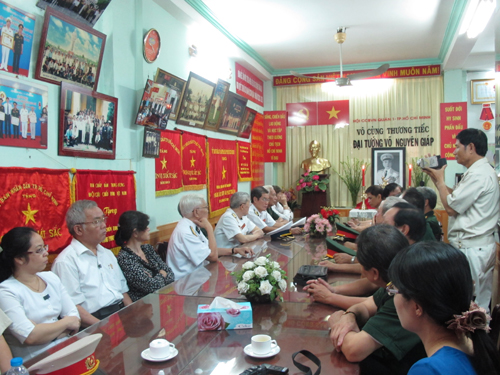 Các hội viên hội cựu chiến binh quận 1 chăm chú lắng nghe đọc tiểu sử của Đại tướng Võ Nguyên Giáp trong lễ viếng Đại tướng.