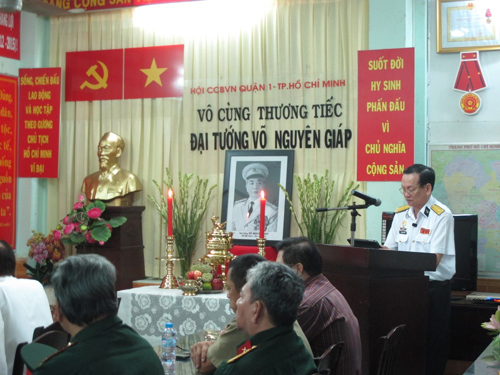 Đại tá Trần Quang Trung (ngoài cùng bên phải) Chủ tịch Hội Cựu chiến binh quận 1 kính cẩn đọc tiểu sử, thông tin về Đại tướng.