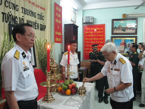 Đại tá Võ Văn Hiến - người được vinh dự gặp Đại tướng Võ Nguyên Giáp tại nhà riêng ở Hà Nội trong chương trình tham quan về nguồn năm 2004 do hội cựu chiến binh quận 1 tổ chức- thắp nén hương bên bàn thờ Đại tướng.