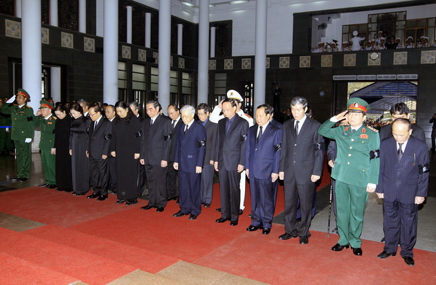 Đoàn đại biểu Ban Chấp hành Trung ương Đảng Cộng sản Việt Nam, do Tổng Bí thư Nguyễn Phú Trọng dẫn đầu, viếng Đại tướng Võ Nguyên Giáp - Ảnh: TTXVN