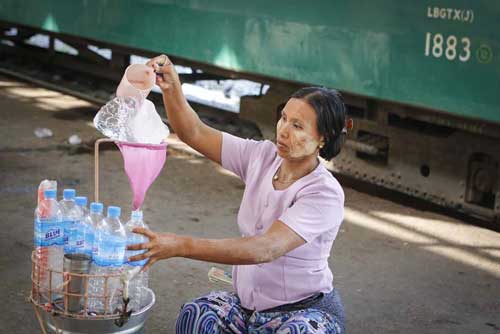Kiểu bán nước lạnh có một không hai trên thế giới - Ảnh: Nguyễn Tập