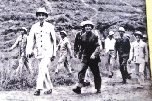 Bức ảnh Chủ tịch Hồ Chí Minh và Đại tướng - Tổng tư lệnh Võ Nguyên Giáp ra thao trường quan sát Sư đoàn 308 tổ chức diễn tập mẫu chiến thuật “Trung đoàn tấn công” tại vùng đồi xã Yên Lập, huyện Tùng Thiện, Sơn Tây (nay là Hà Nội) vào tháng 5.1957 được treo trang trọng trong nhà