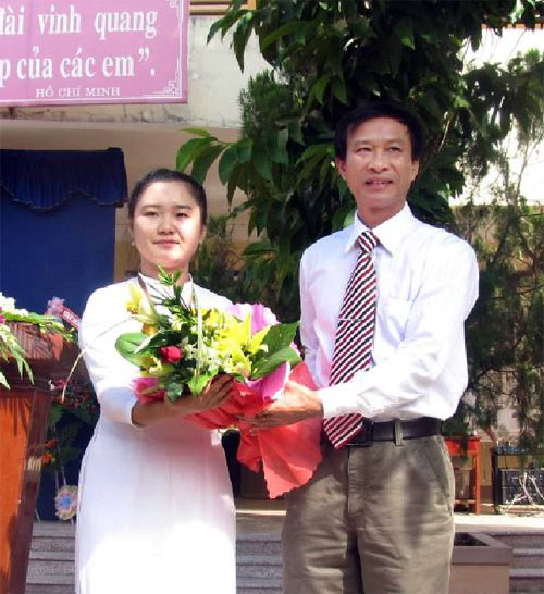 Đại diện học sinh tặng hoa cho thầy cô trường chuyên Quang Trung