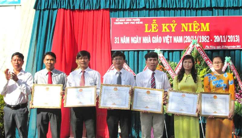 6 giáo viên trường THPT Phú Riềng được nhận bằng khen của UBND tỉnh trong ngày kỷ niệm