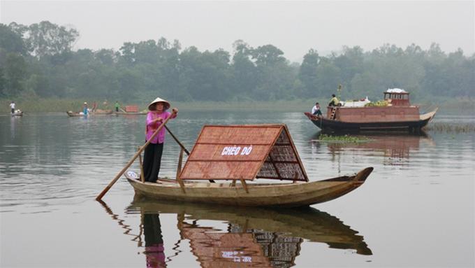 Từ s&aacute;ng sớm, thuyền ghe phục vụ việc t&aacute;i hiện kh&ocirc;ng gian văn h&oacute;a chợ nổi Nam bộ đ&atilde; tấp nập tại l&ograve;ng hồ Đồng M&ocirc;, H&agrave; Nội