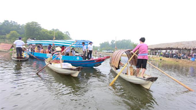 Những thuyền ghe chở theo tr&aacute;i c&acirc;y, h&agrave;ng tạp h&oacute;a&hellip; sẵn s&agrave;ng phục vụ những du kh&aacute;ch c&oacute; nhu cầu, một h&igrave;nh ảnh quen thuộc của v&ugrave;ng s&ocirc;ng nước miền T&acirc;y