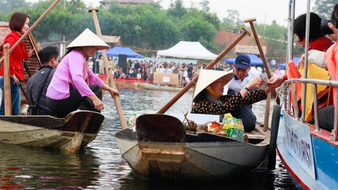 Kh&ocirc;ng n&oacute;i th&aacute;ch v&agrave; cũng kh&ocirc;ng c&ograve; k&egrave; gi&aacute; cả l&agrave; n&eacute;t đặc trưng của phi&ecirc;n chợ nổi Nam bộ