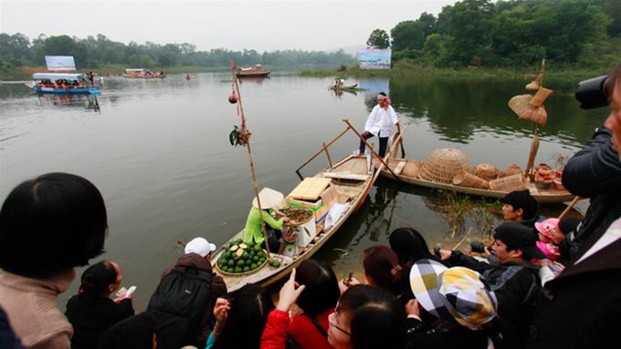 Thuyền ghe gh&eacute; s&aacute;t bờ phục vụ những du kh&aacute;ch c&oacute; nhu cầu do thuyền du lịch kh&ocirc;ng đ&aacute;p ứng hết nhu cầu người d&acirc;n