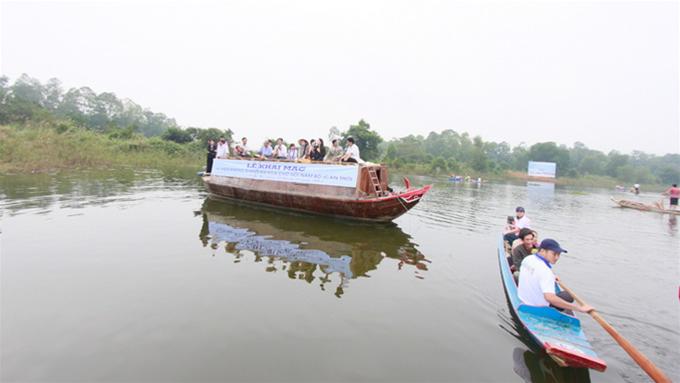 Ngo&agrave;i việc mua cho m&igrave;nh những sản vật miền T&acirc;y s&ocirc;ng nước, du kh&aacute;ch c&ograve;n được nghe những l&agrave;n điệu h&ograve; vọng cổ mượt m&agrave;, s&acirc;u lắng