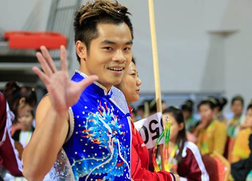Quốc Kh&aacute;nh rạng rỡ sau khi đoạt HCV.