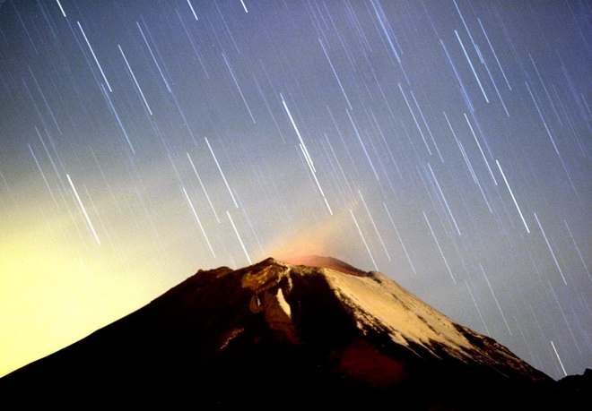 Mưa sao băng Geminids vào năm 2004, gần làng San Nicolas de los Ranchos ở bang Puebla, Mexico