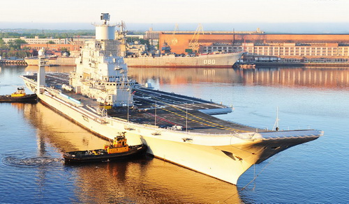 INS Vikramaditya, tiền th&acirc;n l&agrave; t&agrave;u Đ&ocirc; đốc Gorshkov của Li&ecirc;n X&ocirc;, đang neo đậu tại xưởng đ&oacute;ng t&agrave;u Sevmash ở Severodvinsk