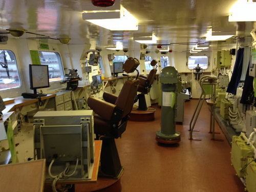 B&ecirc;n trong ph&ograve;ng điều khiển