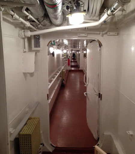 Lối đi b&ecirc;n trong con t&agrave;u