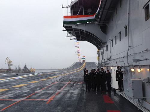 Trong qu&aacute; tr&igrave;nh sửa chữa v&agrave; hiện đại h&oacute;a, INS Vikramaditya c&oacute; boong mới v&agrave; s&acirc;n chạy đ&agrave; cho m&aacute;y bay chiến đấu cất c&aacute;nh với g&oacute;c hạ 14 độ