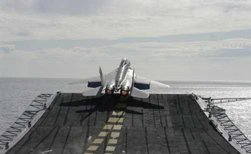 MiG-29K cất c&aacute;nh từ t&agrave;u s&acirc;n bay INS Vikramaditya trong qu&aacute; tr&igrave;nh thử nghiệm chạy tr&ecirc;n biển biển - Ảnh: defenceforumindia.com 