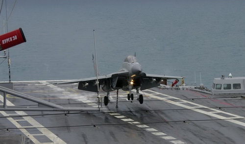 Một chiến đấu cơ MiG-29K đang hạ c&aacute;nh trong qu&aacute; tr&igrave;nh thử nghiệm chạy tr&ecirc;n biển