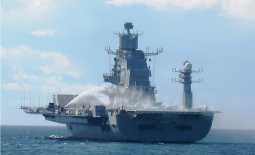 Xịt nước rửa t&agrave;u trong qu&aacute; tr&igrave;nh thử nghiệm chạy tr&ecirc;n biển