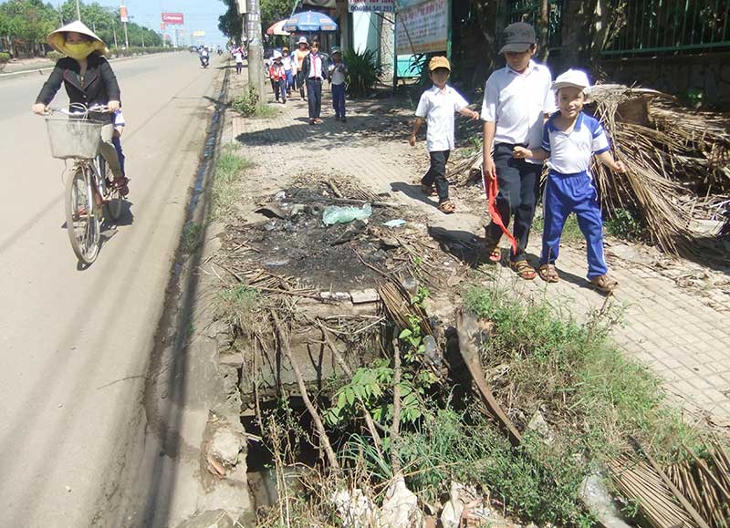 Một hố ga ở đường Phú Riềng Đỏ bị mất nắp đã lâu, rất nguy hiểm cho người đi bộ, đặc biệt là các em học sinh trường Tiểu học Tân Xuân B