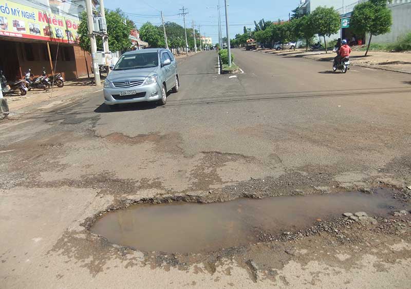 Một hố sâu xuất hiện đã lâu tại nơi tiếp giáp giữa đường Lê Duẩn và Hùng Vương, rất nguy hiểm cho người, phương tiện tham gia giao thông
