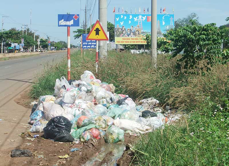 Khoảng 100m ven đường Phú Riềng Đỏ, cạnh cổng chào phía nam, giáp thị trấn Tân Phú (Đồng Phú) rác đổ thành đống, bốc mùi hôi thối